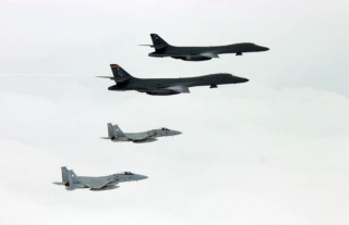 Επίδειξη ισχύος απο ΗΠΑ - Αμερικάνικα βομβαρδιστικά πάνω απο την Κορεάτικη χερσόνησο -