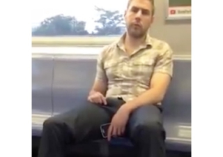 ΒΙΝΤΕΟ: Επικίνδυνος νεαρός αυτοϊκανοποιείται στο N Τrain στην Αστόρια&#039;Αναζητείται από την Αστυνομία