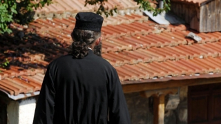 Στη φυλακή και με τα ράσα πάνω του ο αιμομίκτης παπάς που βίαζε την ανηψιά του! Ακόμα δεν καθαιρέθηκε...