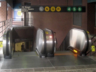 Νέα Υόρκη: Την έσπρωξε στις γραμμές του μετρό