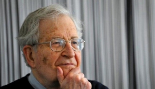 Νόαμ Tσόμσκι: Κτηνώδης η συμπεριφορά των Βρυξελλών προς την Ελλάδα