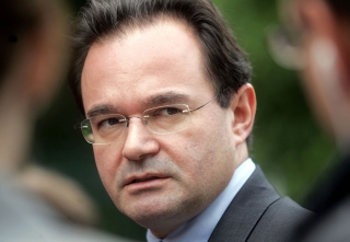 Ανοίγουν τα στόματα… Ο Γ. Παπακωνσταντίνου άρχισε να κελαϊδάει: Στα όρθια σε μια κουζίνα του Νταβός συμφωνήσαμε να μπούμε στο ΔΝΤ