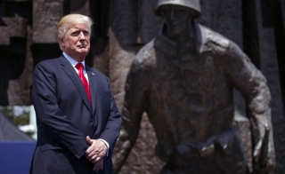 Ο Τραμπ δυναμιτίζει το κλίμα, μια μέρα πριν τη συνάντηση με τον Πούτιν