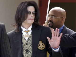 Σάλος! Συλλογή ερωτικών ταινιών με ανήλικους στο σπίτι του Michael Jackson