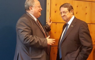 Διπλωματία για συγκλητικούς στο Κραν Μοντανά – Ο Κοτζιάς στρίμωξε τον Μεβλούτ στη γωνία… Σε αφωνία τα παπαγαλάκια