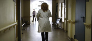 Εισέπραττε παράνομα επί 22 έτη τη σύνταξη του πατέρα της -Εγινε διοικήτρια νοσοκομείου επί ΣΥΡΙΖΑ