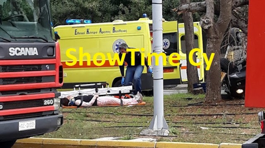 Ηλίας Βρεττός: Σοβαρό τροχαίο στην παραλιακή – Το αυτοκίνητο καρφώθηκε σε δέντρο – Τραυματίας ο τραγουδιστής