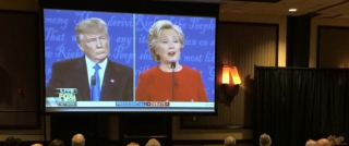 Πώς ο Τραμπ κατάφερε να ρίξει την Κλίντον μαζί του στον «βούρκο»