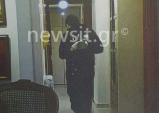 Παλαιό Φάληρο: Φωτογραφίες ντοκουμέντο! Ο ληστής μέσα στο διαμέρισμα! ΚΡΥΒΟΤΑΝ ΣΤΗΝ ΝΤΟΥΛΑΠΑ!!!