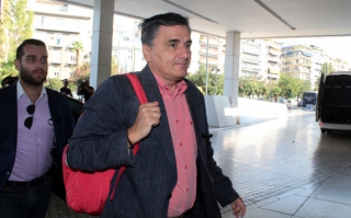 Μπλόκο από τους δανειστές στον ακατάσχετο λογαριασμό - Διαψεύδει ότι απορρίφθηκε το πάγωμα οφειλών ο Κατρούγκαλος