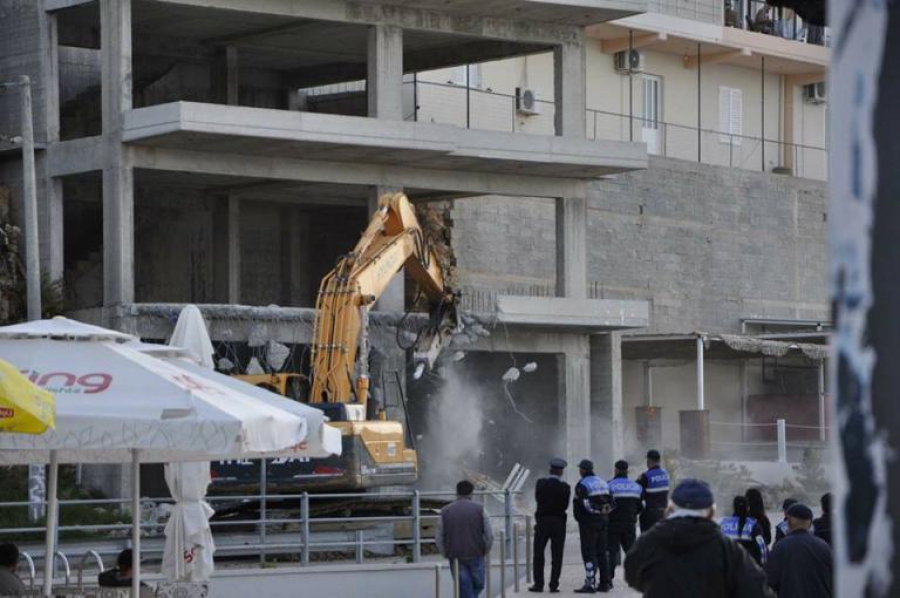 Ένταση στη Χειμάρρα – Κατεδαφίζουν σπίτια ομογενών