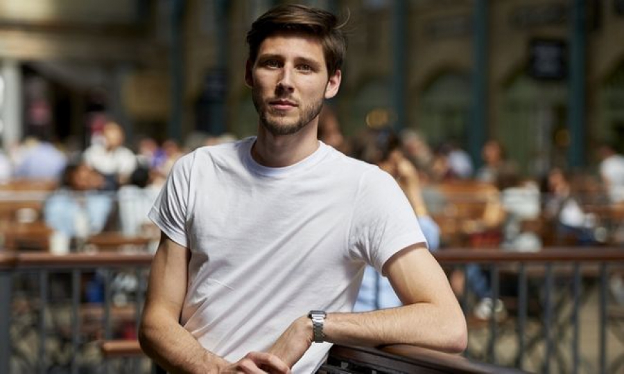 Ο Βρετανός που μαζεύει λεφτά για εμάς, εξηγεί: Με 3 ευρώ από κάθε Ευρωπαίο, σώζω την Ελλάδα