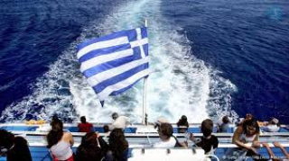 Οι τουρίστες που έρχονται στην Ελλάδα δεν έχουν επαρκή ενημέρωση για τους κινδύνους για την υγεία που εγκυμονούν οι συνθήκες καύσωνα, σημειώνει σε σημερινό του άρθρο ο Guardian.