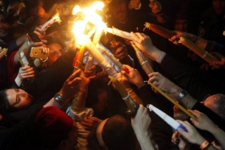 «Δεύτε λάβετε Φως»! Στιγμές κατάνυξης στα Ιεροσόλυμα – Άρχιζει το «ταξίδι» του σε κάθε γωνιά της γης