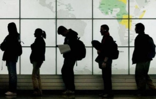 Η αλήθεια που πονάει: Νο1 εξαγώγιμο προϊόν της Ελλάδας οι νέοι της