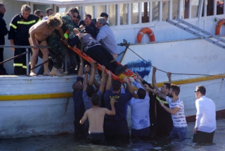 Μόνο υπερηφάνεια! Συγκινητικές μαρτυρίες Ελλήνων που έσωσαν χιλιάδες πρόσφυγες - &quot;Μου πετούσαν στη βάρκα βρέφη, είχα χάσει τον ύπνο μου&quot;