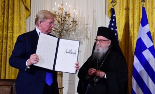 Εθεσε ξανά κυπριακό – σκοπιανό – Οικουμενικό Πατριαρχείο στον πρόεδρο Τραμπ ο Αρχιεπίσκοπος Δημήτριος, στον εορτασμό της 25ης Μαρτίου στο Λευκό Οίκο
