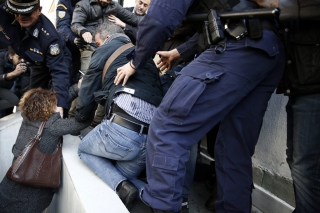 Ξεχειλίζει η οργή στα δικαστήρια! Πολιορκούν το κτίριο που είναι ο δολοφόνος της Δώρας Ζέμπερη!