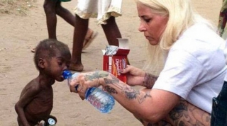 ΣΥΓΚΛΟΝΙΣΤΙΚΟ  Δείτε πώς είναι σήμερα το σκελετωμένο παιδί που έγινε σύμβολο της εξαθλίωσης στην Αφρική (Εικόνες και Βίντεο)