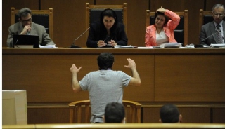 Δίκη Χρυσής Αυγής: &#039;Δεν είδα να κάνουν κάτι οι αστυνομικοί&#039;