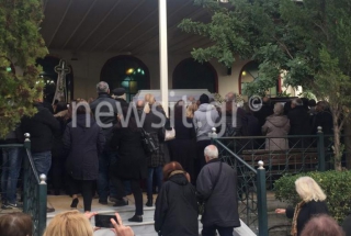 Άγιοι Ανάργυροι: Η τελευταία πράξη του δράματος – Σε κλίμα οδύνης και οργής η κηδεία των θυμάτων της τραγωδίας